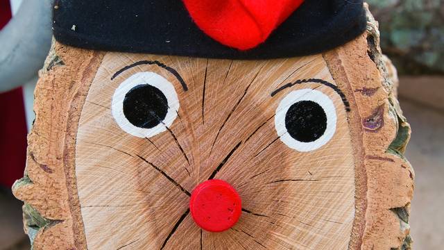 Tió de Nadal: „Bemalter Holzstamm mit Gesicht und roter Mütze, katalanische Weihnachtstradition Tió de Nadal“